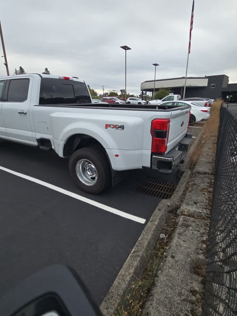 2024 Ford Super Duty F-350 DRW Pickup LARIAT