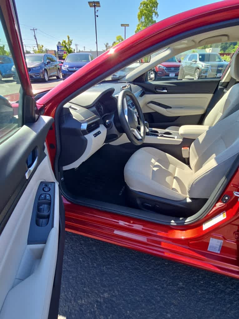 2025 Nissan Altima SV - Photo 6
