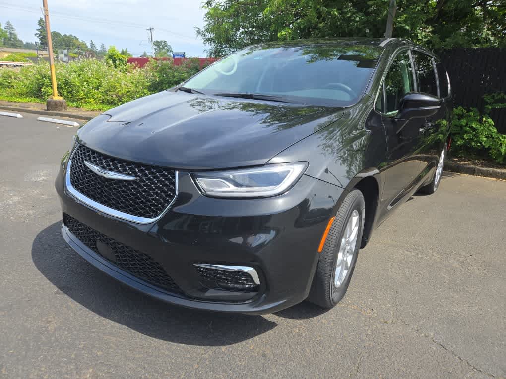 2023 Chrysler Pacifica Touring L's photo