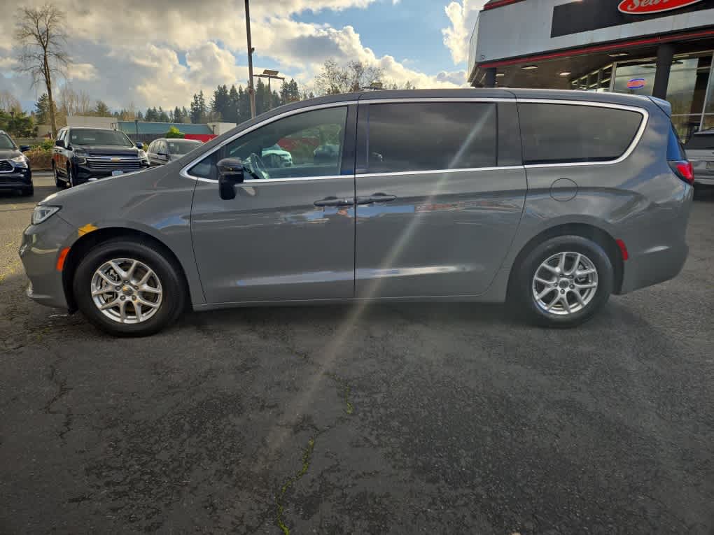 2025 Chrysler Pacifica Select