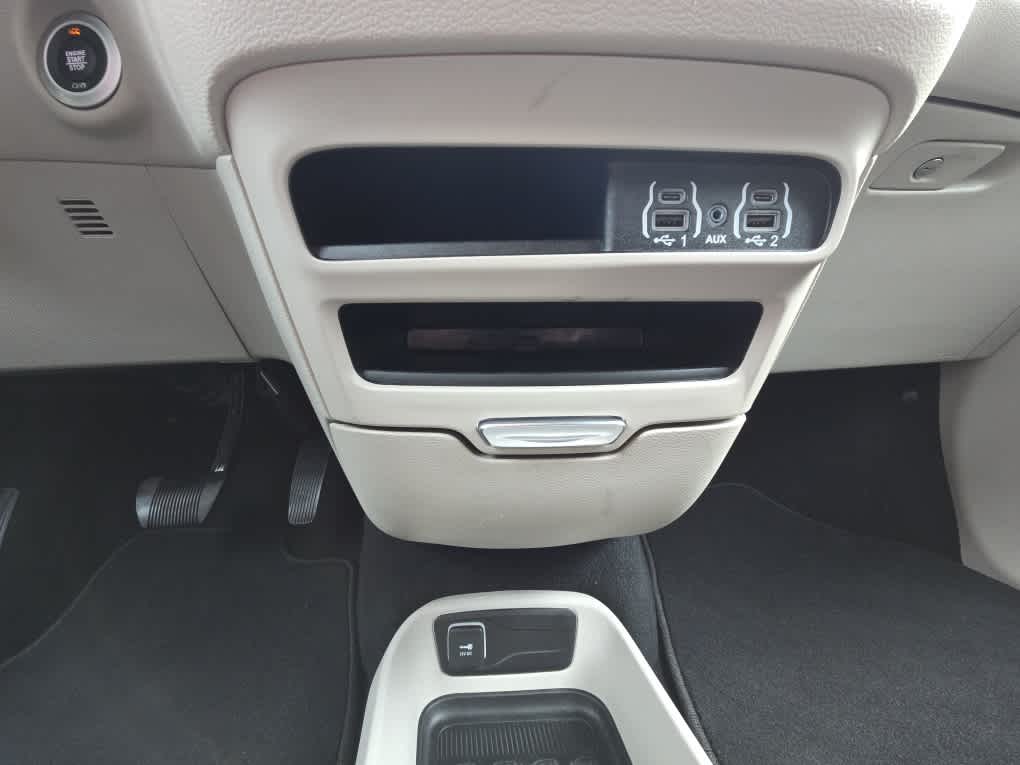 2024 Chrysler Voyager LX