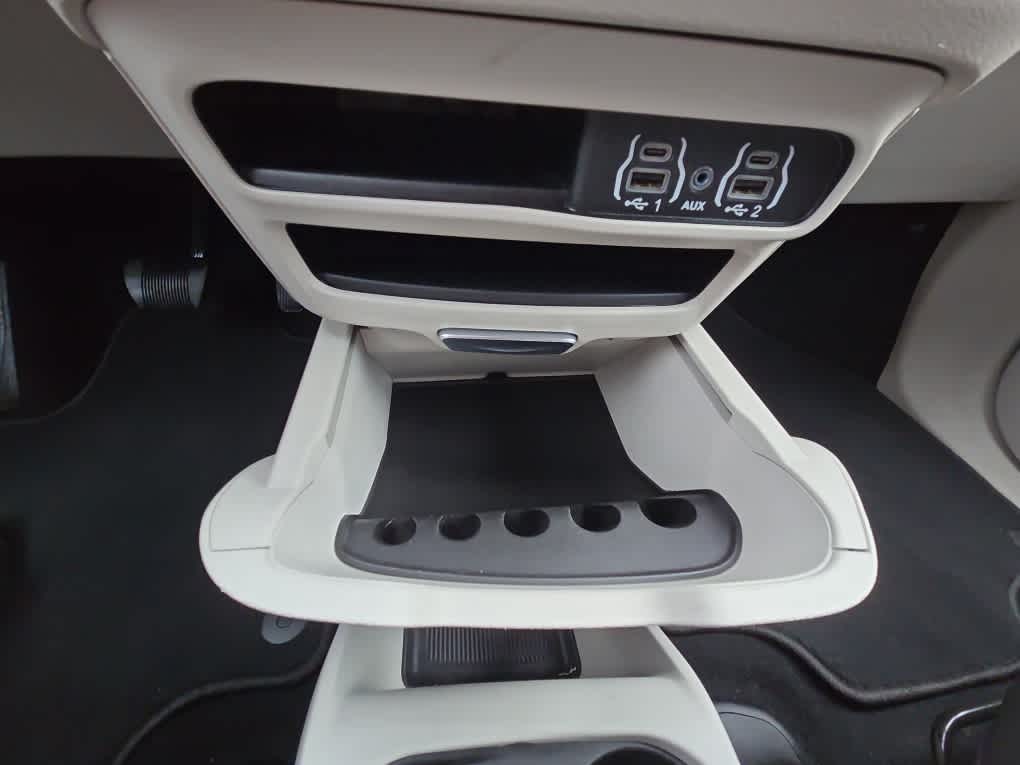 2024 Chrysler Voyager LX