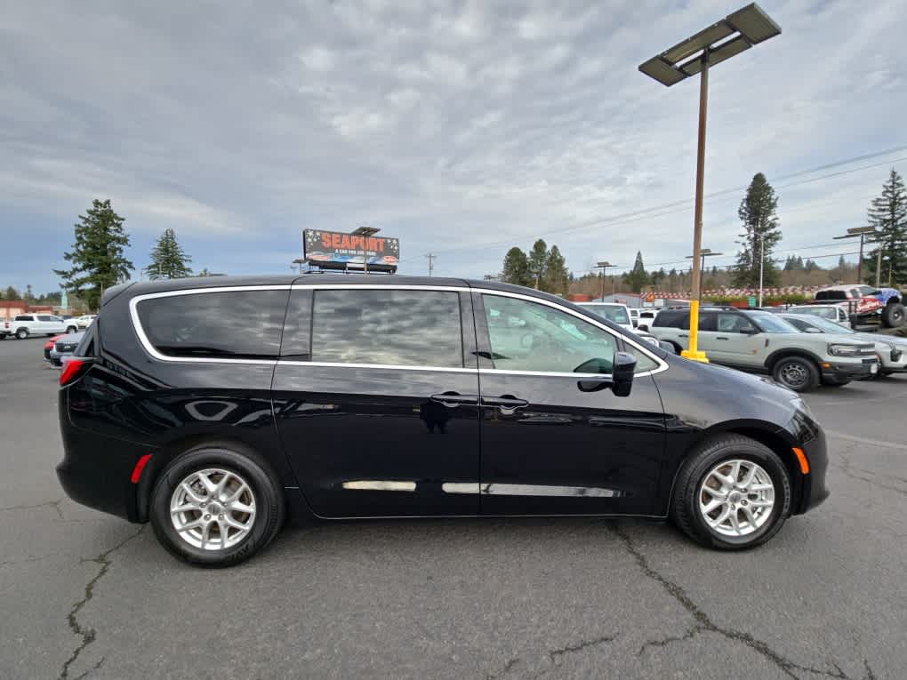 2024 Chrysler Voyager LX