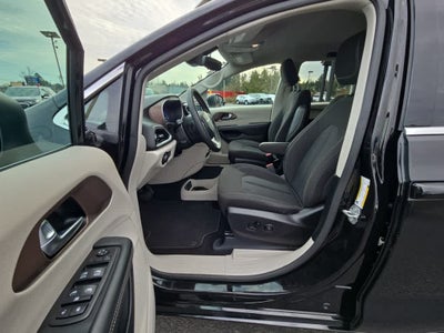 2024 Chrysler Voyager LX