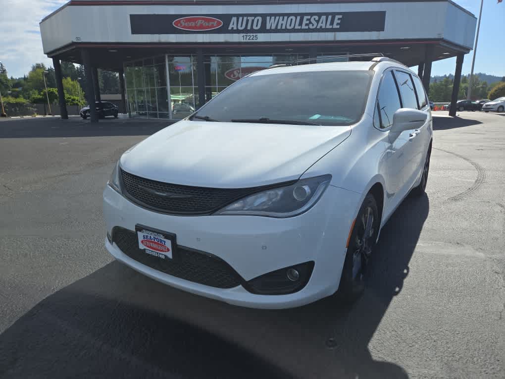 2019 Chrysler Pacifica Limited's photo