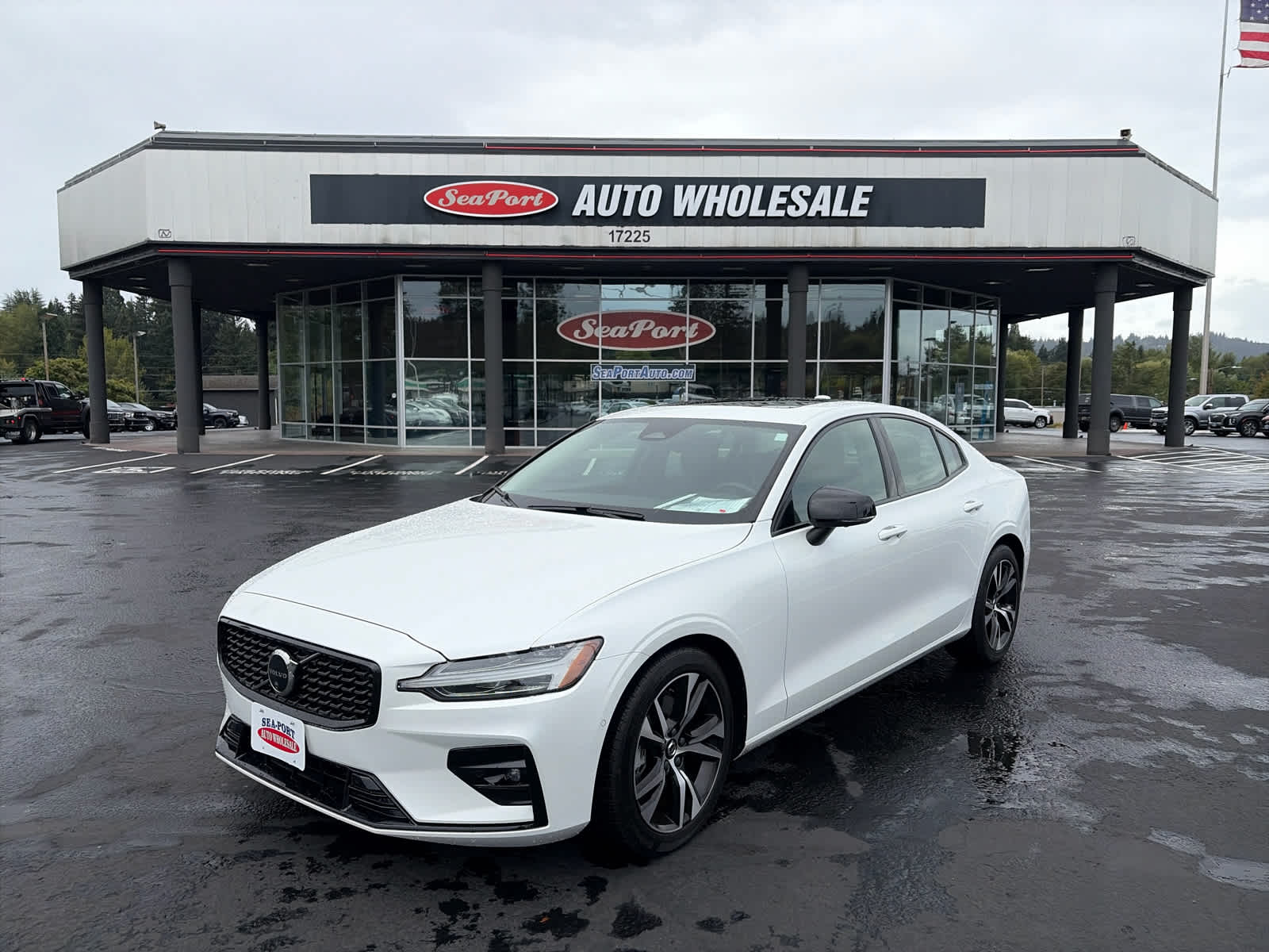2024 Volvo S60 Plus Dark Theme