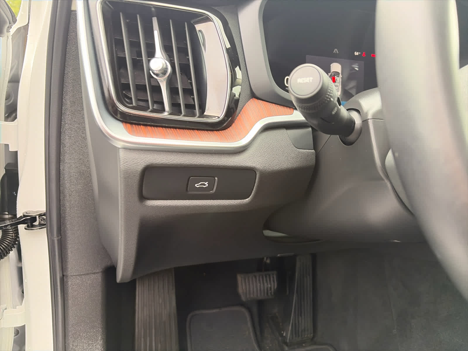 2024 Volvo S60 Plus Dark Theme