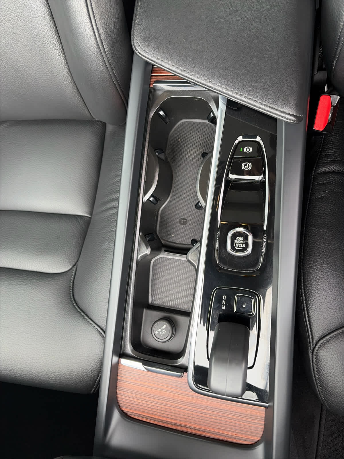 2024 Volvo S60 Plus Dark Theme