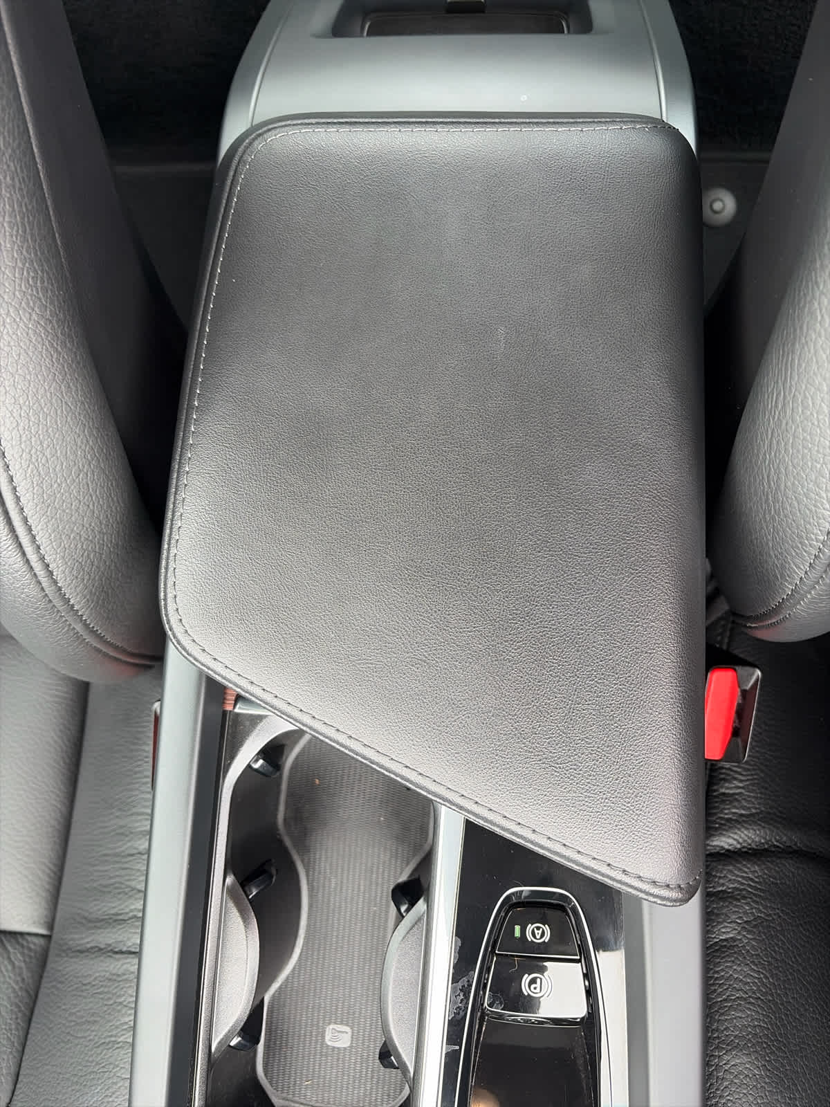 2024 Volvo S60 Plus Dark Theme