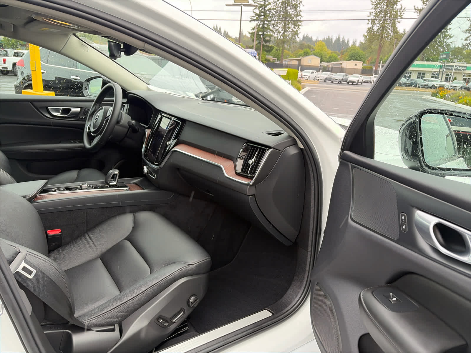2024 Volvo S60 Plus Dark Theme