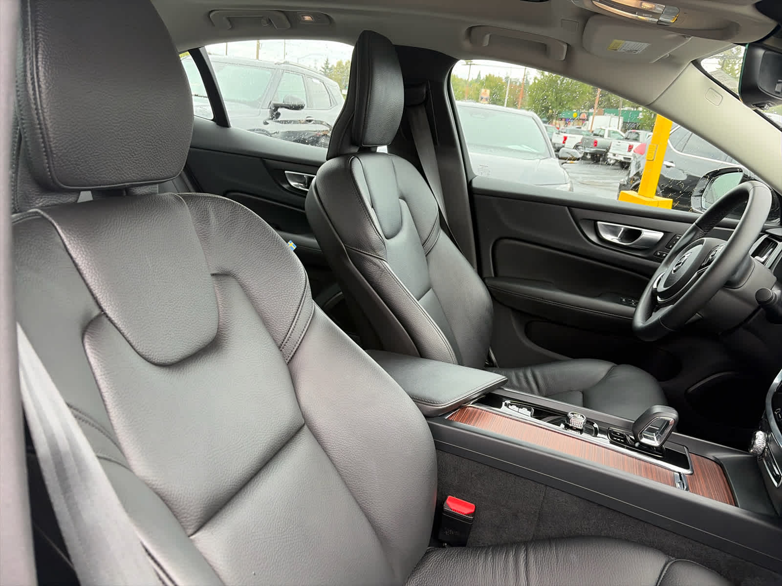 2024 Volvo S60 Plus Dark Theme