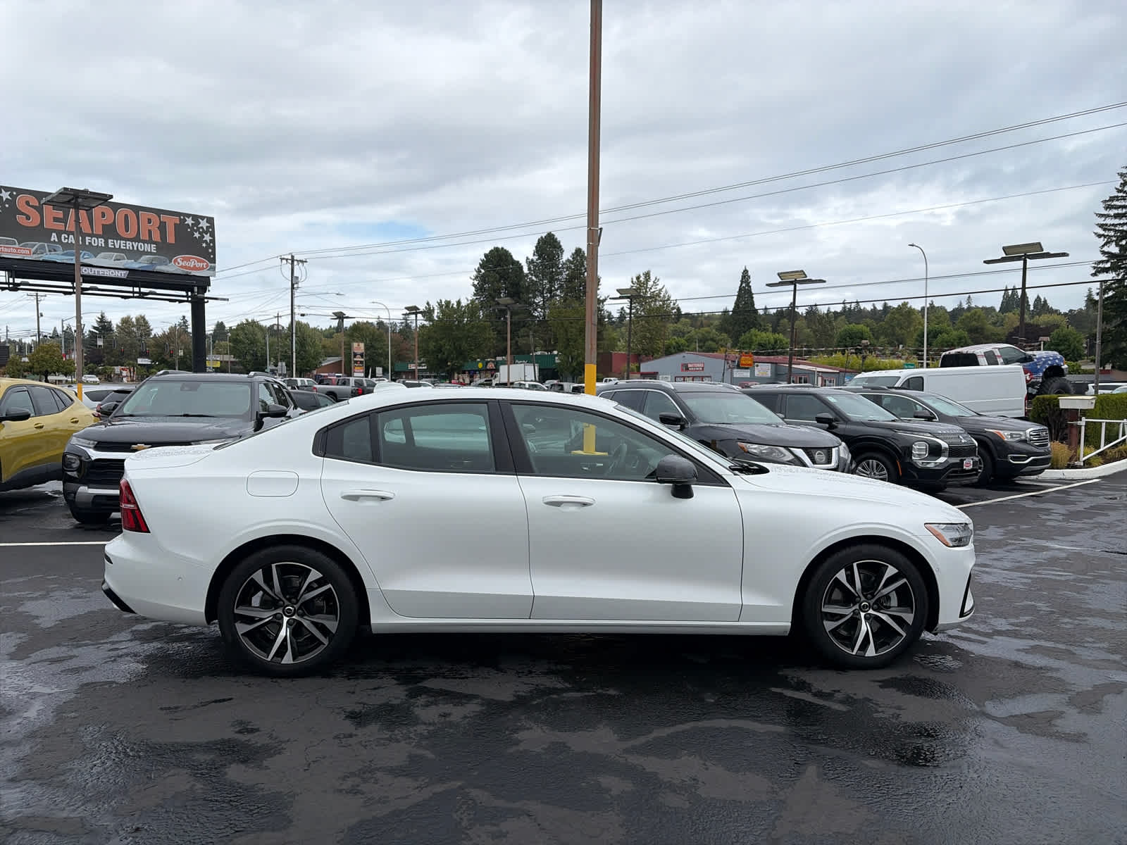 2024 Volvo S60 Plus Dark Theme