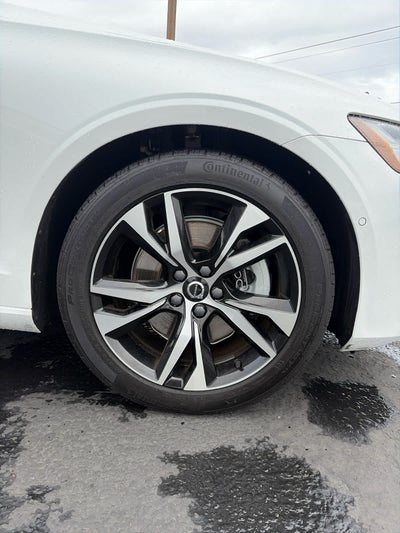 2024 Volvo S60 Plus Dark Theme
