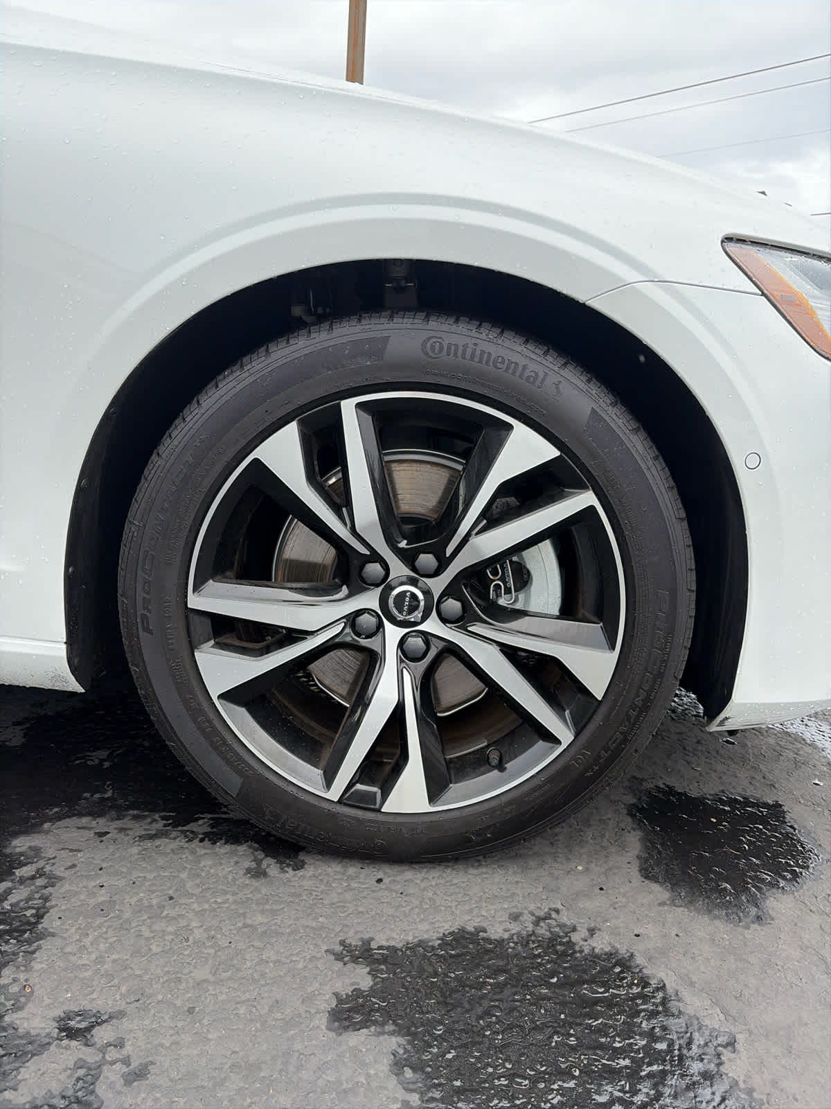 2024 Volvo S60 Plus Dark Theme