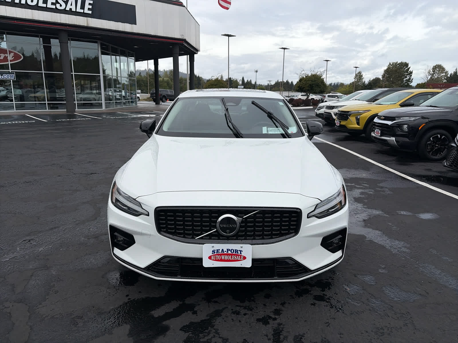 2024 Volvo S60 Plus Dark Theme