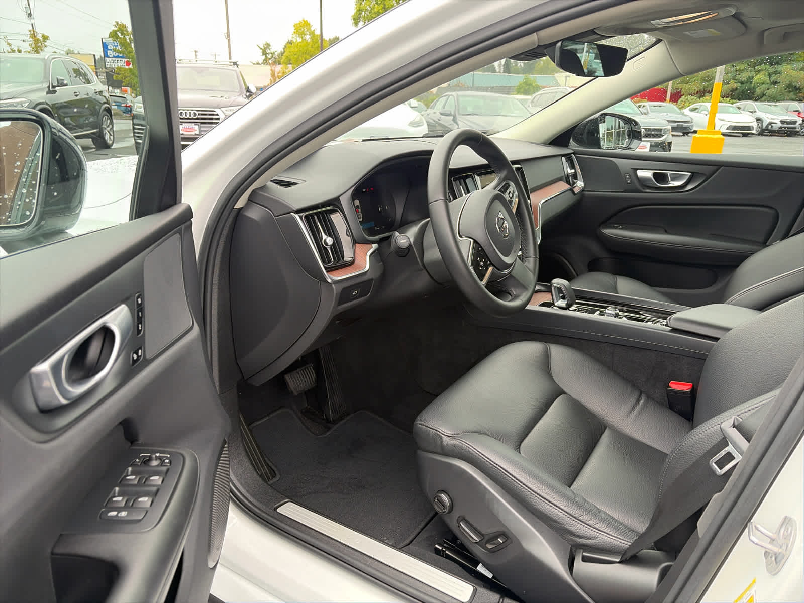 2024 Volvo S60 Plus Dark Theme