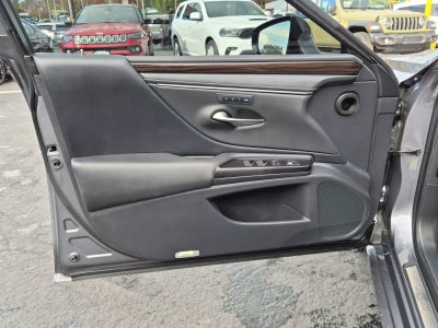 2019 Lexus ES 300h 