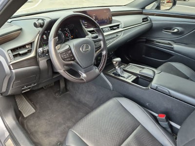2019 Lexus ES 300h 