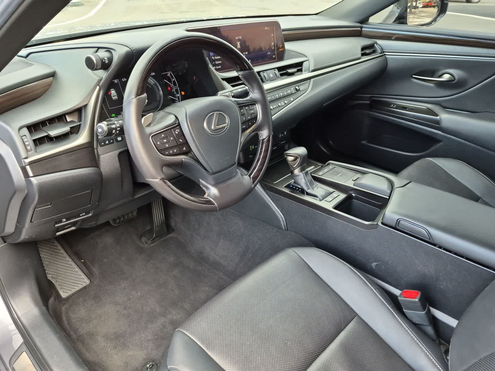 2019 Lexus ES 300h 