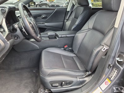 2019 Lexus ES 300h 