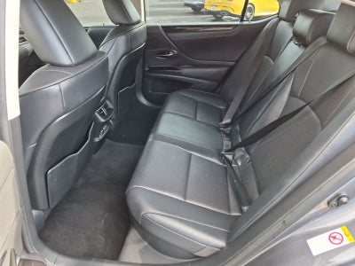 2019 Lexus ES 300h 