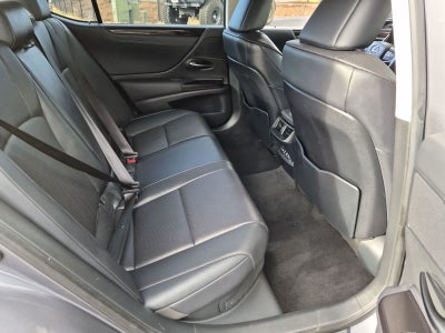 2019 Lexus ES 300h 