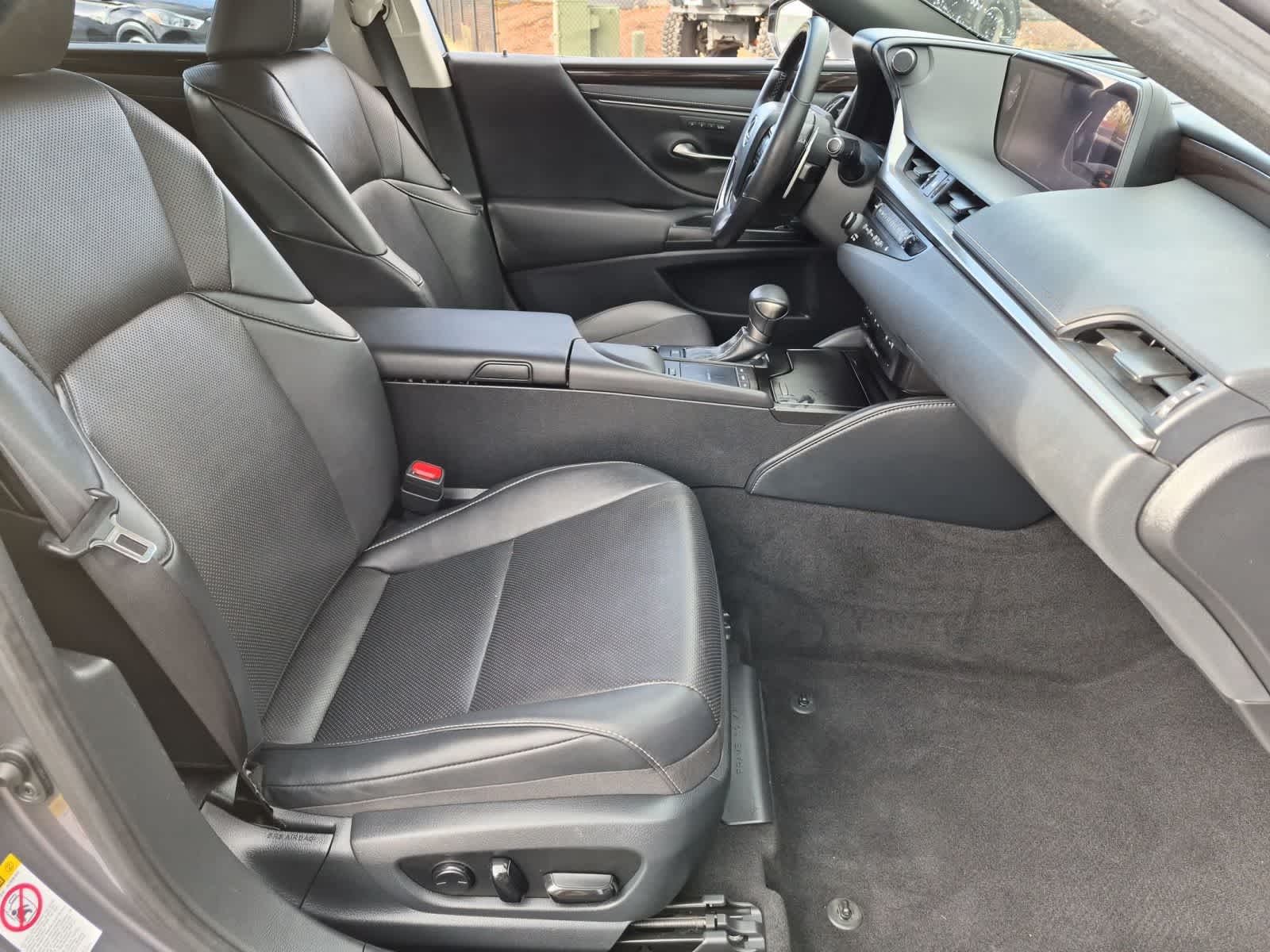 2019 Lexus ES 300h 